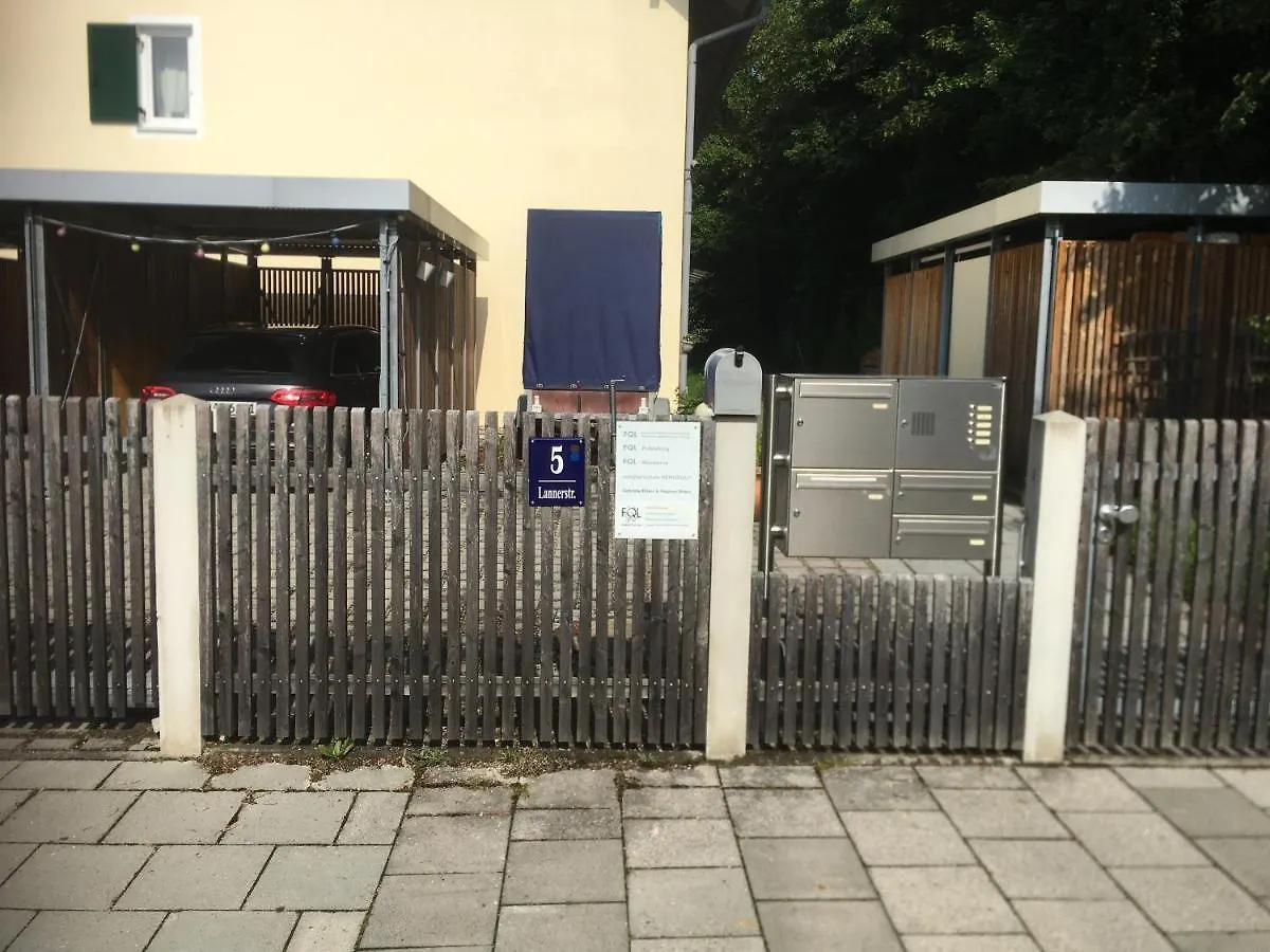 Holz-Wohnfass In Muenchen-Nymphenburg Lägenhet München